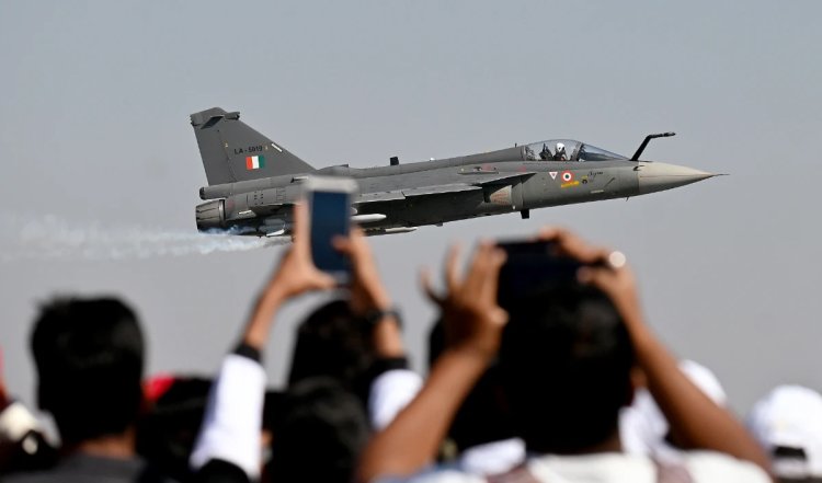 पीएम मोदी ने तेजस लड़ाकू विमान में उड़ान भरी, हिंदुस्तान एयरोनॉटिक्स लिमिटेड का किया दौरा