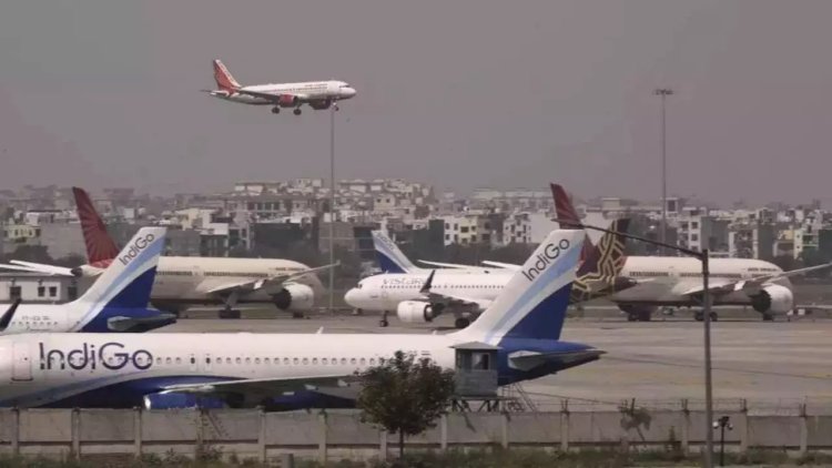 दिल्ली हवाई अड्डा पर उड़ान में विलंब होने पर यात्रियों ने प्रदर्शन किया