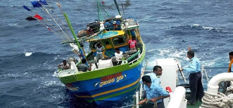 श्रीलंका नौसेना ने आठ मछुआरों को किया गिरफ्तार