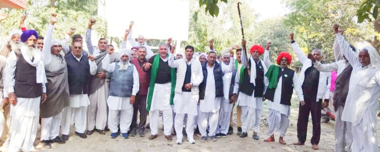 विभिन्न मांगों को लेकर किसानों ने सरकार के खिलाफ की जमकर नारेबाजी