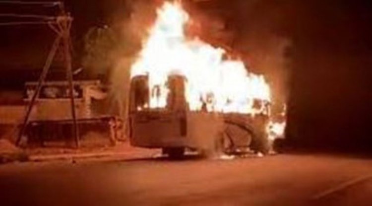 यात्री बस में लगी आग  दो यात्री झुलसे