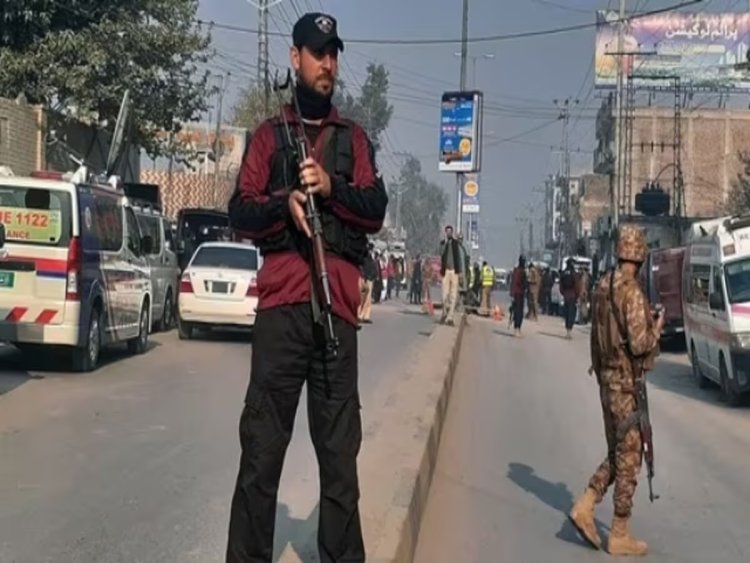 पाकिस्तान में पुलिस स्टेशन पर आत्मघाती हमला  4 की मौत 28 घायल