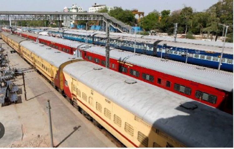बंगाल के उलुबेरिया के पास मुंबई जा रही ट्रेन के दो डिब्बे अलग हुए, कोई हताहत नहीं