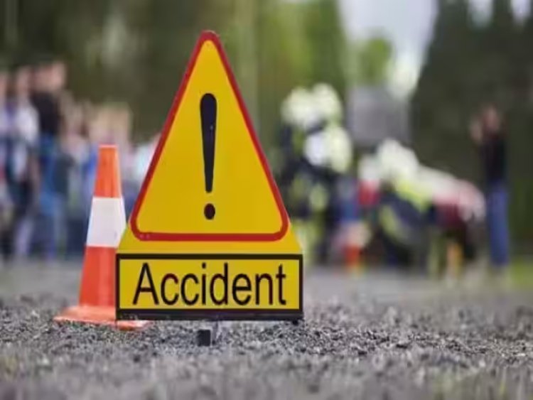 झारखंड  सड़क दुर्घटना में एक व्यक्ति की मौत, तीन लोग घायल