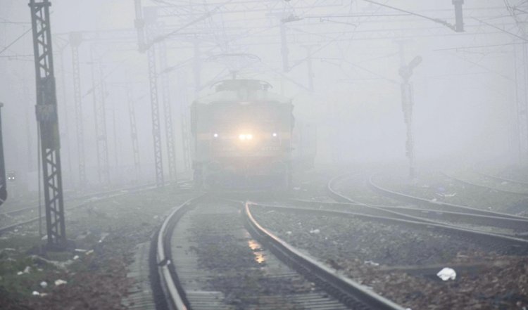 दिल्ली-एनसीआर में छाया घना कोहरा, उड़ानों में देरी, ट्रेनों की रफ्तार पर लगा ब्रेक