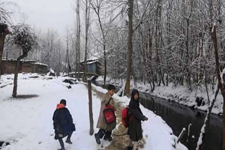 कश्मीर घाटी में कड़ाके की ठंड जारी, न्यूनतम तापमान में गिरावट