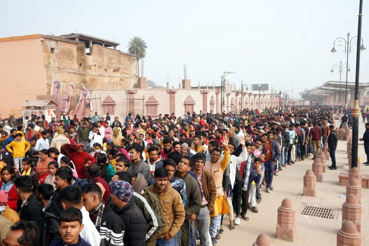 राम मंदिर में उमड़ी श्रद्धालुओं की भारी भीड़