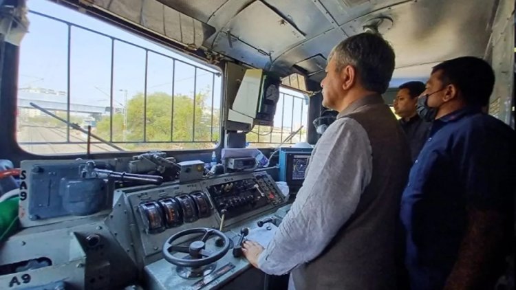 रेल नेटवर्क को 'कवच' से शुरू करने में अच्छी प्रगति हुई है: रेल मंत्री