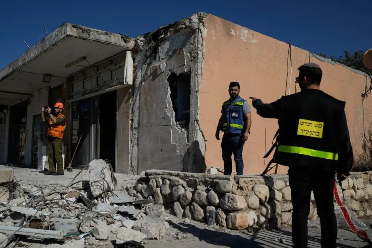 दक्षिण लेबनान में इज़रायली हमलों में हिज़्बुल्लाह अधिकारी की मौत, 4 नागरिक घायल
