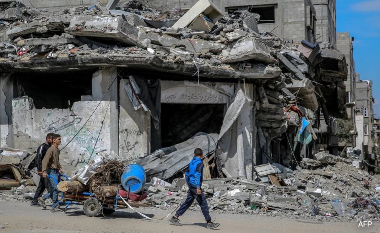 गाजा में इजरायली हवाई हमले में पांच एनजीओ कार्यकर्ताओं की मौत