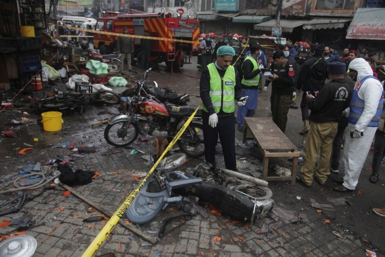 पाकिस्तान के बाजार में विस्फोट से दो लोगों की मौत , 10 घायल