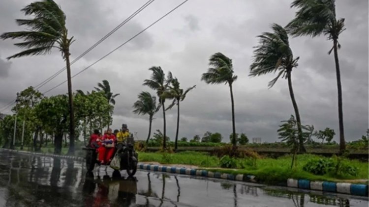 रेमल के कारण बंगाल में भारी बारिश, पेड़-बिजली के खंभें उखड़े, कोलकाता के कुछ हिस्सों में भरा पानी
