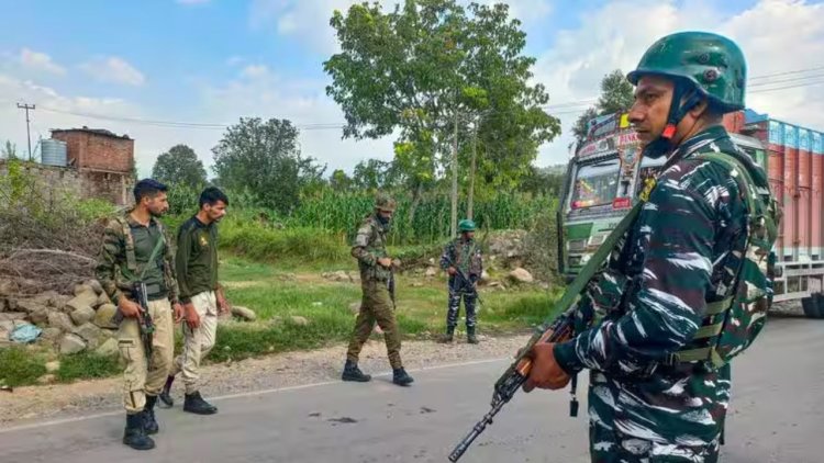 जम्मू-कश्मीर: पुलवामा में आतंकवादियों और पुलिस के बीच गोलीबारी