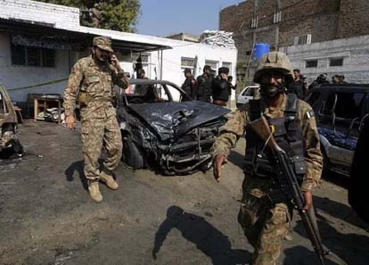 पाकिस्तान में कार बम विस्फोट में सात सैनिक मारे गए