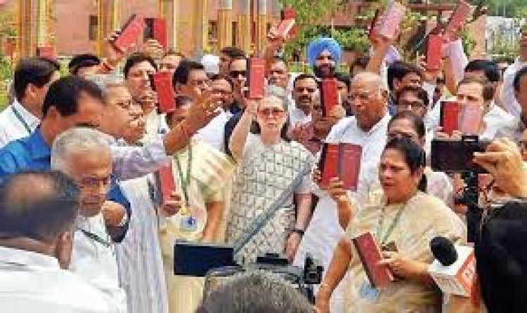 इंडिया समूह के नेताओं ने संविधान की प्रति के साथ संसद परिसर में किया प्रदर्शन