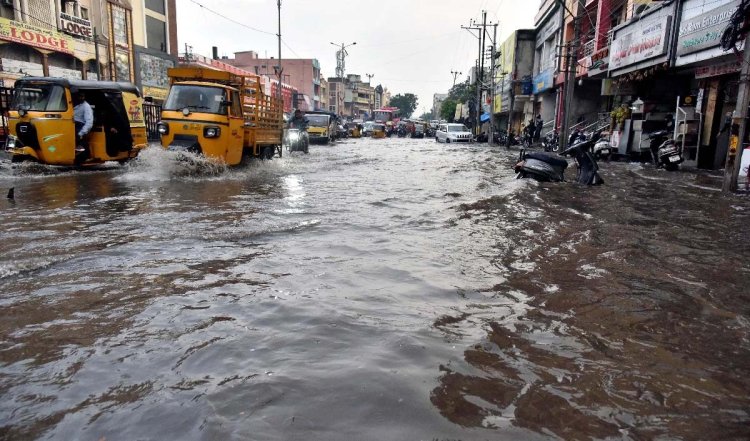 तेलंगाना और आंध्र प्रदेश में भारी बारिश का कहर जारी, अब तक हुई 35 लोगों की मौत